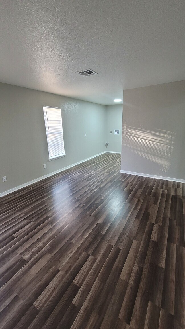 Foto del edificio - 305 Russell Dr