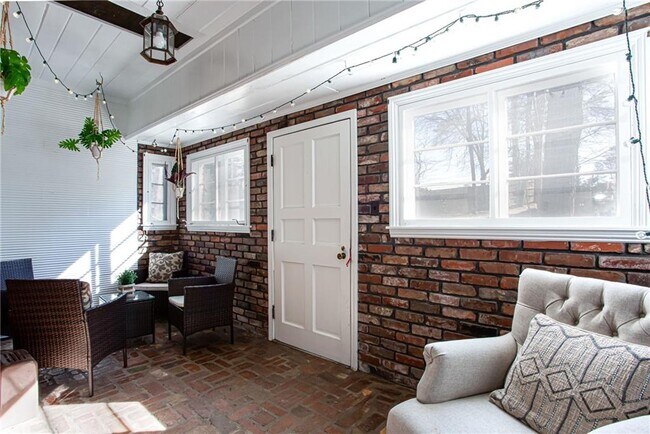 Building Photo - 4061 Lower Roswell Rd