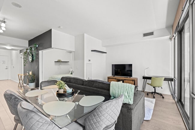 Photo du bâtiment - 801 Bay St.