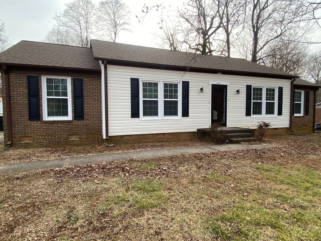 Primary Photo - 3 Bedroom, 2 Bathroom House in Greensboro!