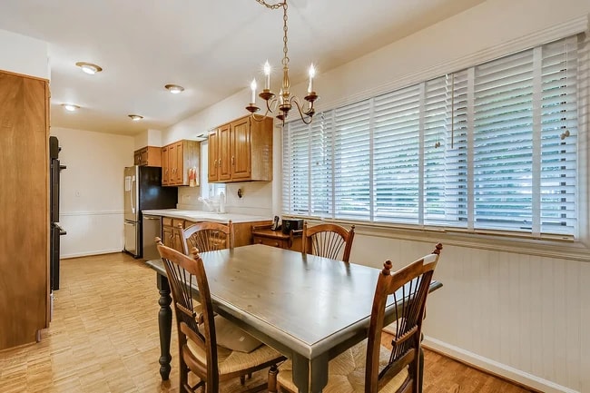 Foto del edificio - 107 E Farnham Ln