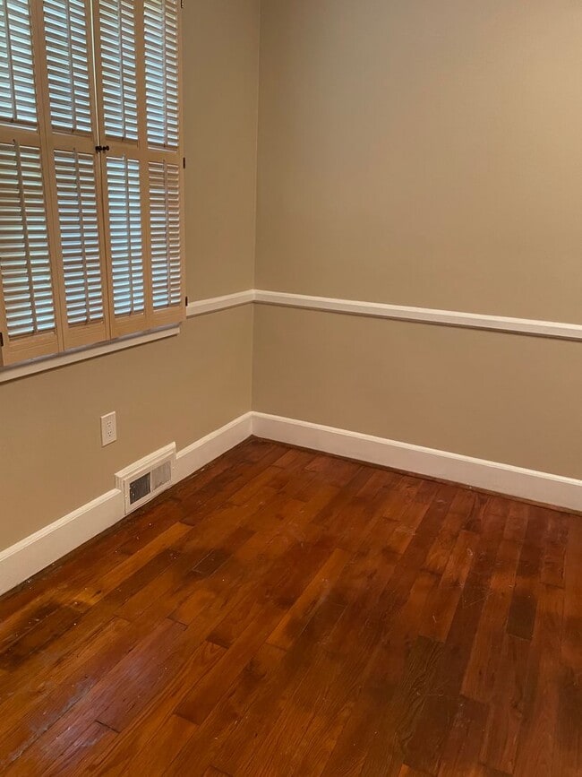Building Photo - Downtown Greenville 1 bedroom Condominium