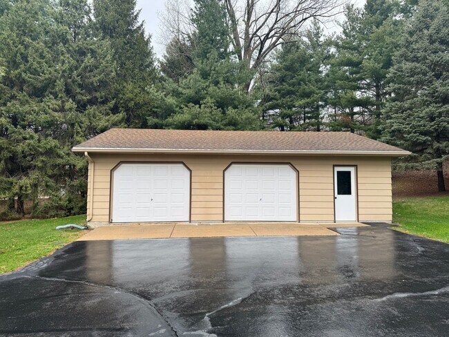 Building Photo - Three-bedroom, two-bathroom house on 1.74 ...