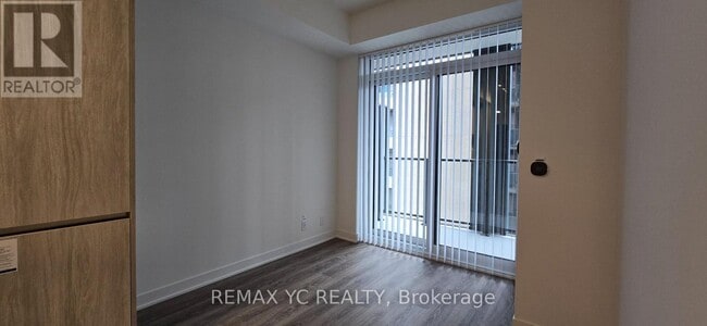 Photo du bâtiment - 180 Front St E