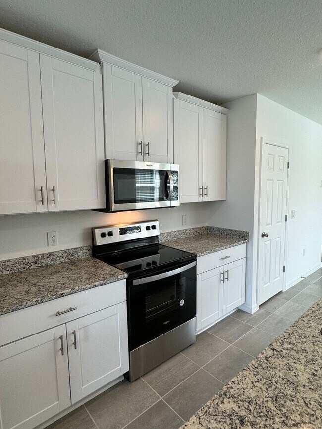 Foto del edificio - 3 Bedroom 2 Bath with Double Car Garage in Poinciana!