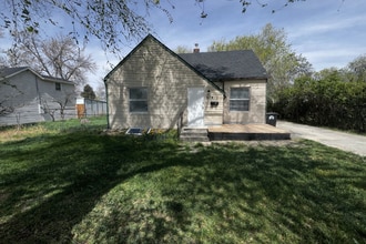 Building Photo - 674 W Pine St
