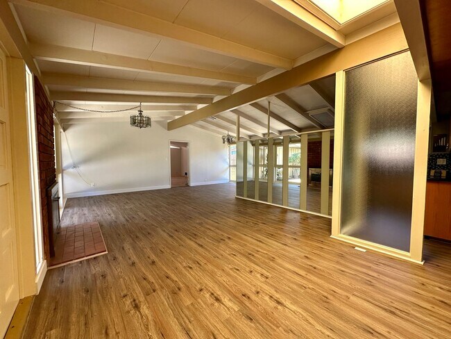 Foto del edificio - Three bedroom Cliff May Home