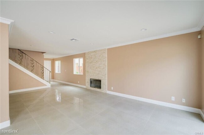Building Photo - 4 br, 4 bath Townhome - 9231 1/2 Cedros Ave