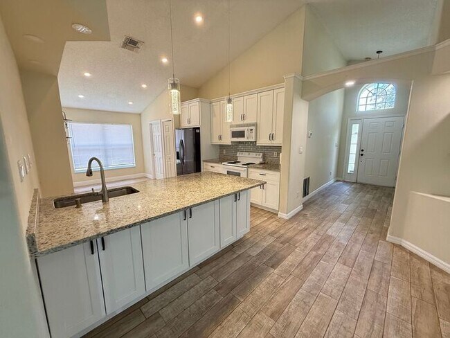 Building Photo - Groveland Home with community pool