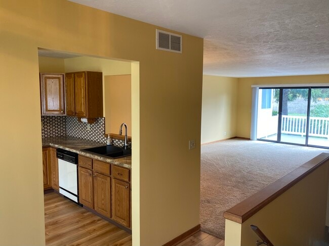 Building Photo - 855 Claremont Ct