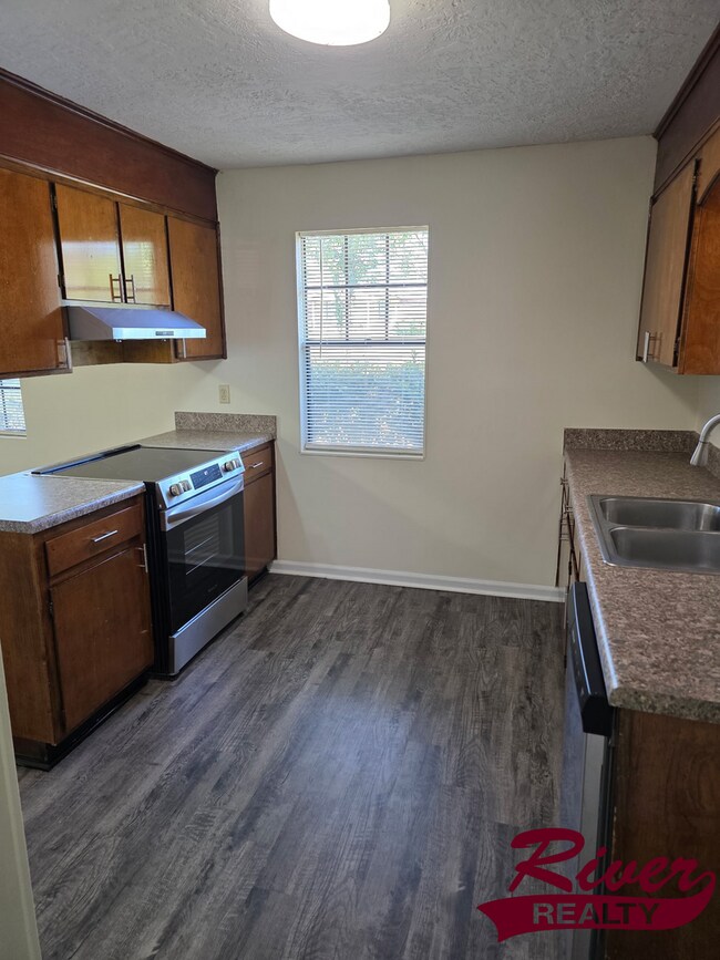 Foto del edificio - 3-Bed, 2-Bath Home in South Augusta - Larg...