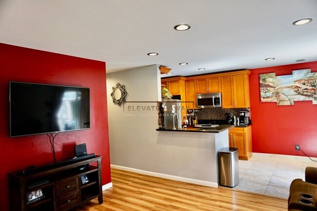 Building Photo - CHARMING & MODERN 2 BED 2 BATH 2 PARKING T...