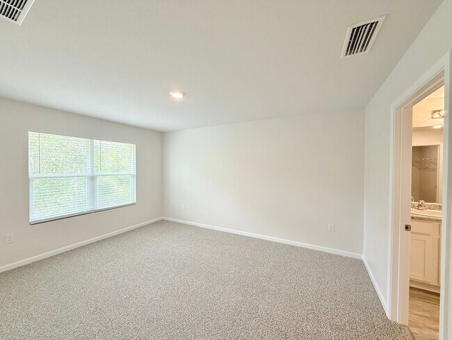 Foto del edificio - Spacious 4-Bedroom Home - Bridlewood