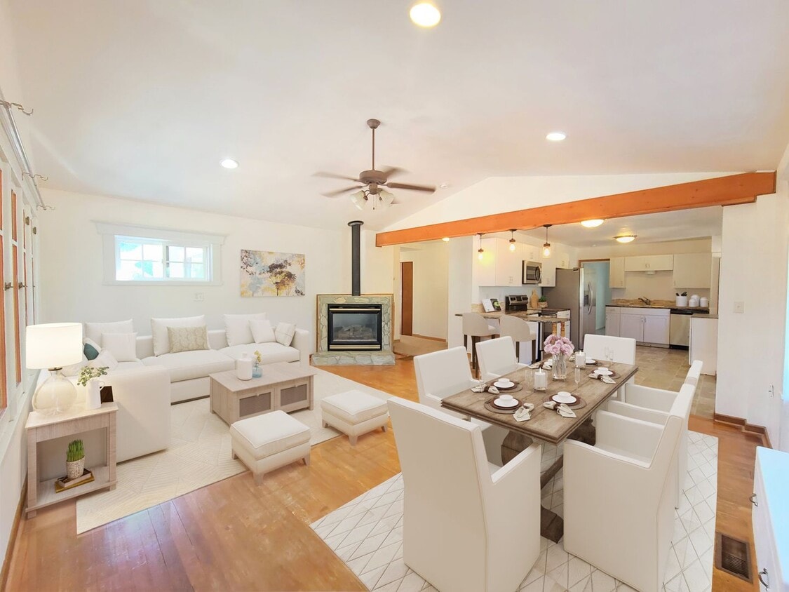 Foto principal - $2,200- 4 Bed / 2 Bath House on an Almost ...