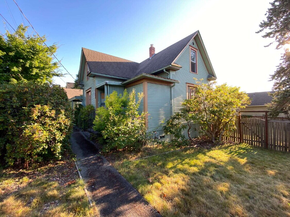 Foto principal - Rustic 4-Bed, 2-Bath Home in Happy Valley ...