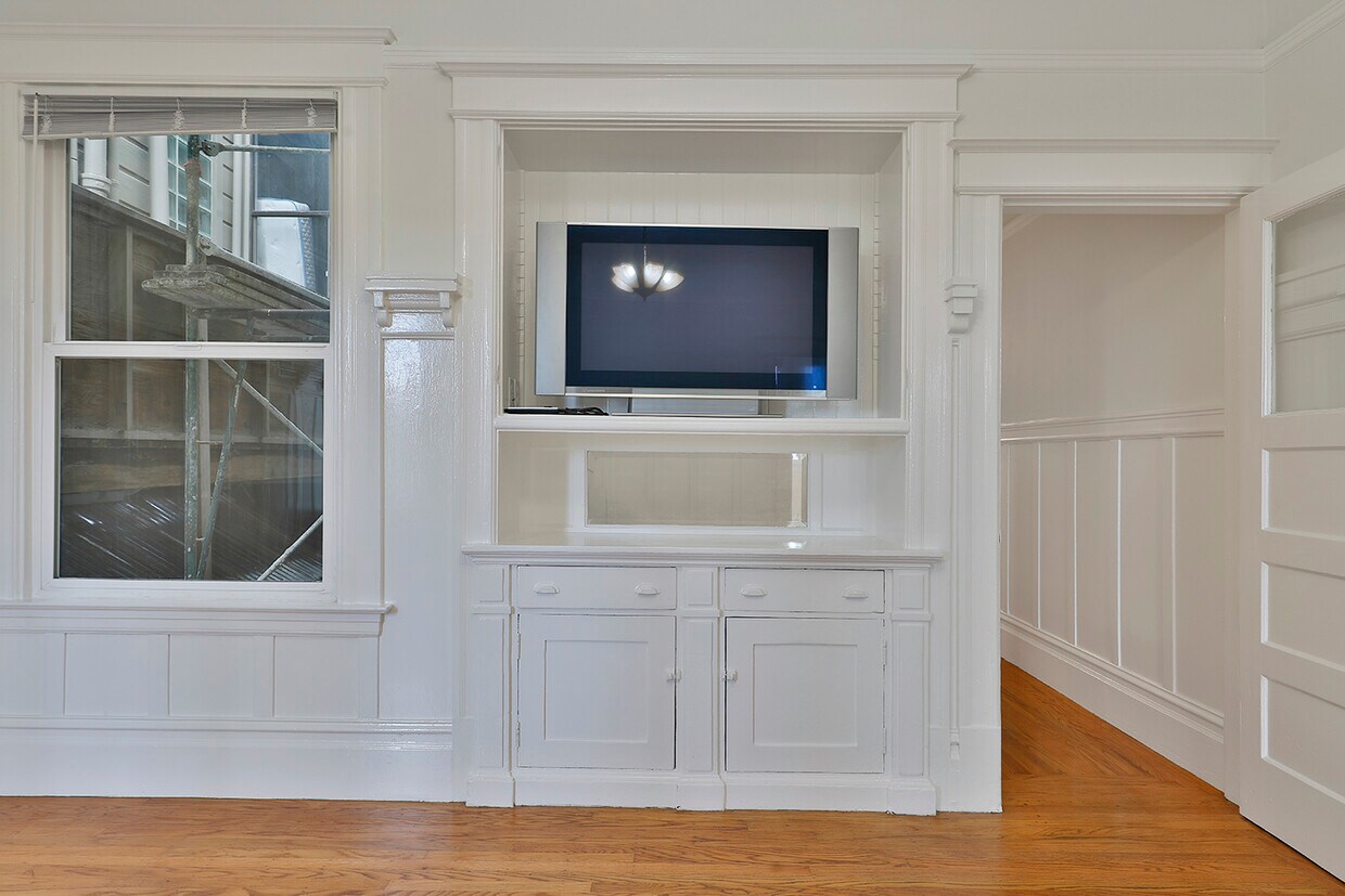 Livingroom - 714 Bay St