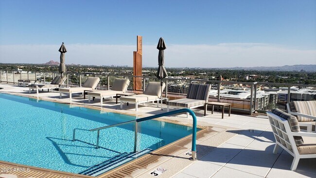 Foto del edificio - 2211 E Camelback Rd
