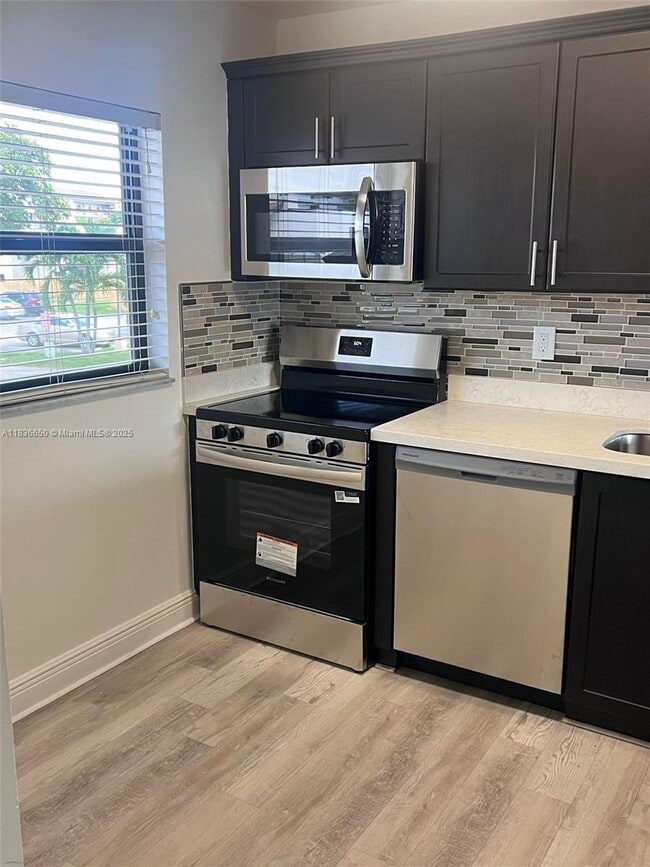 Building Photo - 8875 Fontainebleau Blvd