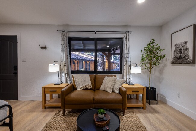 Building Photo - 1078 E White Mountain Blvd