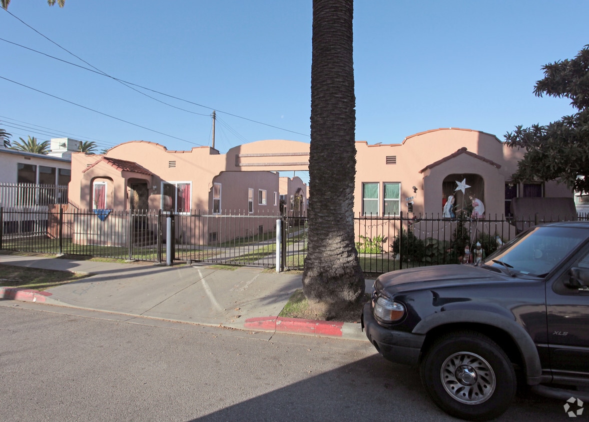 Primary Photo - 5961-5965 Carmelita Ave