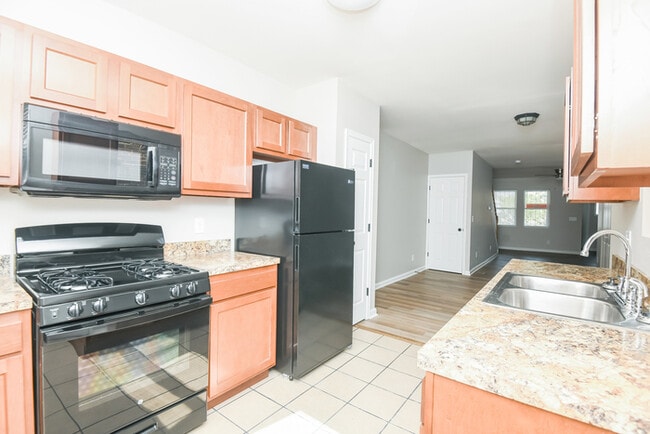 Building Photo - Freshly painted 4BR 2BA townhome