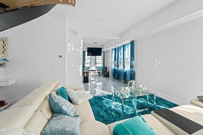 Foto del edificio - 100 Norwood Rd