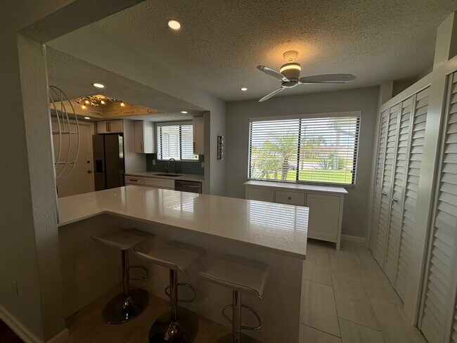 Building Photo - 30 Sea Harbor Dr W
