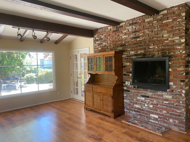 Comedor - 23724 Aetna St