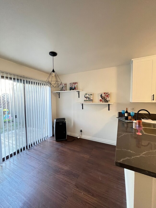 Dining Area - 345 University Dr