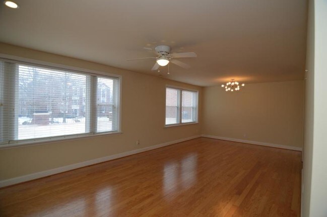 Foto del edificio - 7517 Oxford Ave