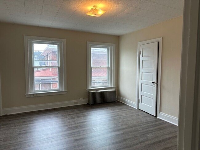 Building Photo - 120-122 E Maple St --120A