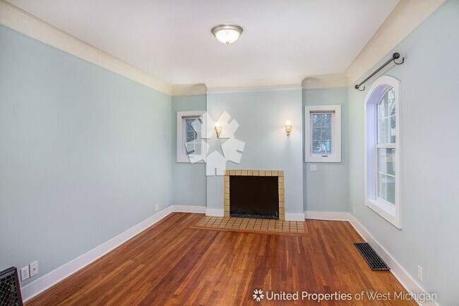 Building Photo - 455 Cedar St NE