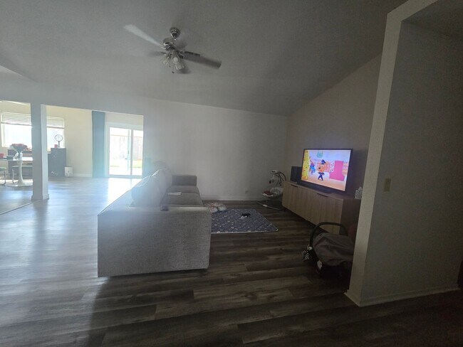 Foto del edificio - 3 Br 2 Ba home available