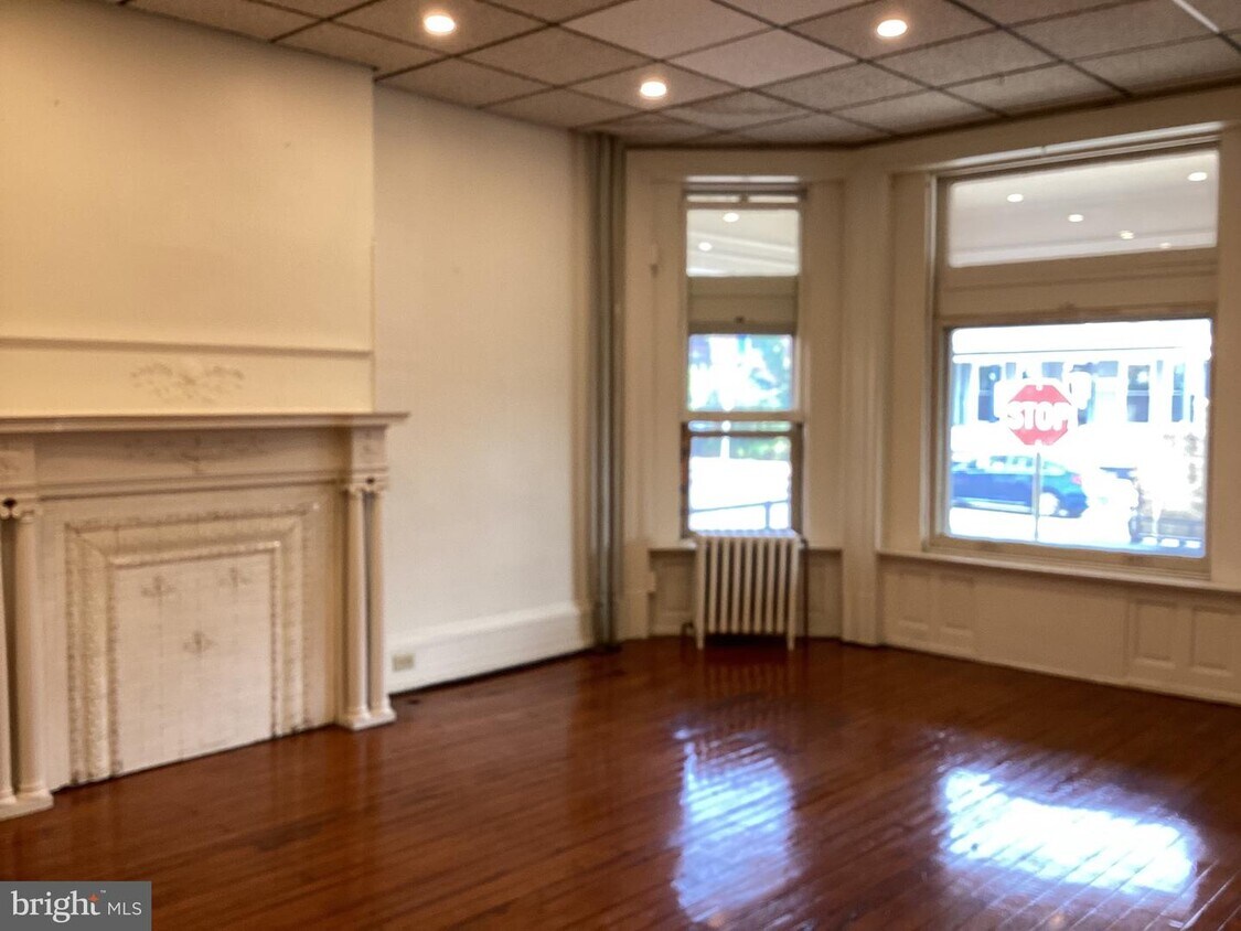 Primary Photo - 115 E King St