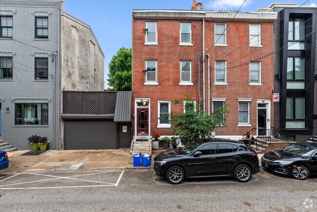 Building Photo - 631 Catharine St