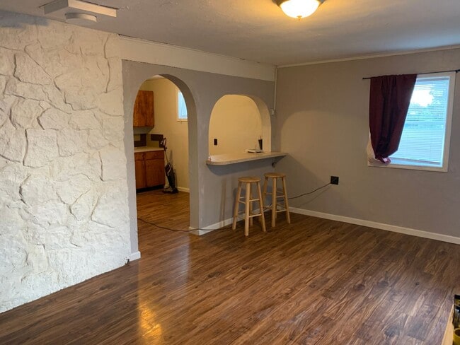 Building Photo - ~ APPLICATIONS PENDING ~ 2 Bedroom, 1 Bath...
