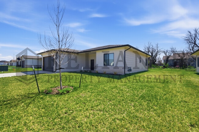 Building Photo - 619 Elmwood St