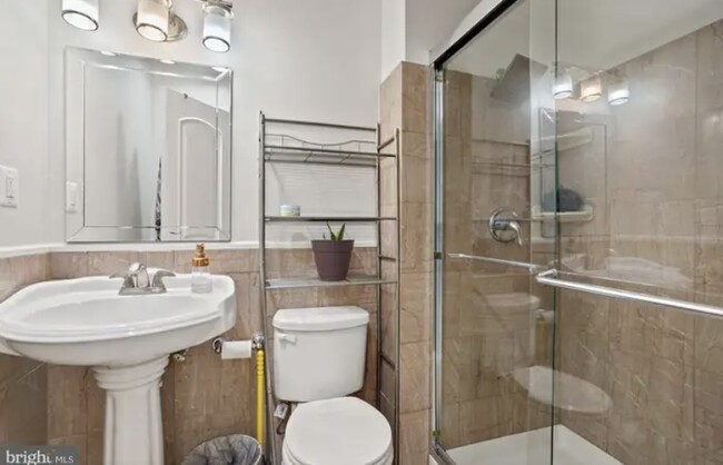 Full bathroom - 14717 Calvary Pl