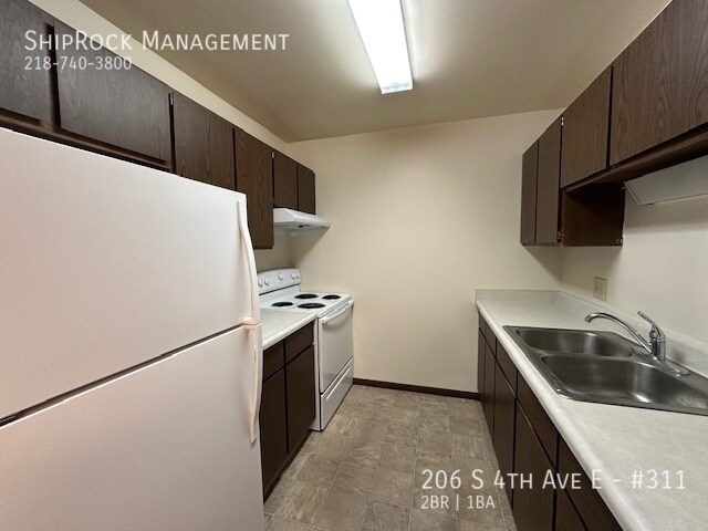 Building Photo - 206 S 4th Ave W