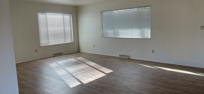Building Photo - 2 bed 2 bath carport