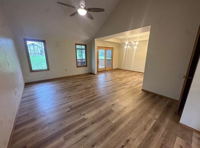 Building Photo - 3 bedroom/2 bathroom house