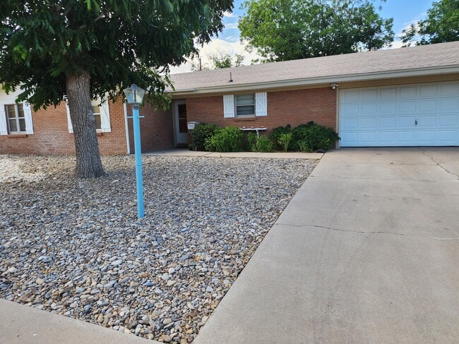 Building Photo - 613 Mimosa Dr
