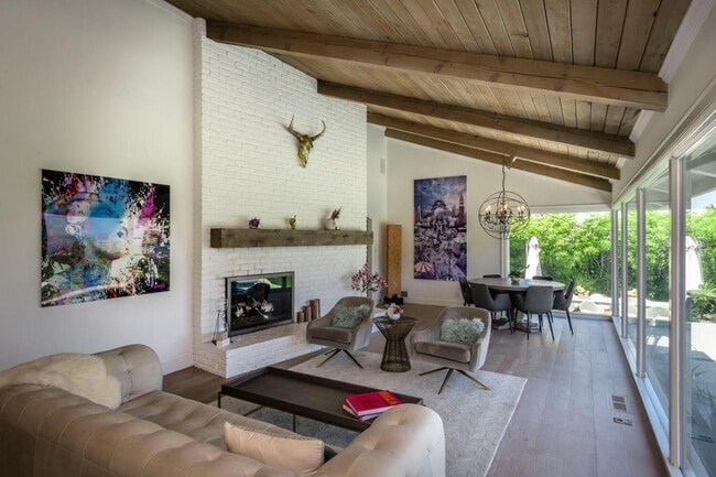 Building Photo - 2651 Summit Dr