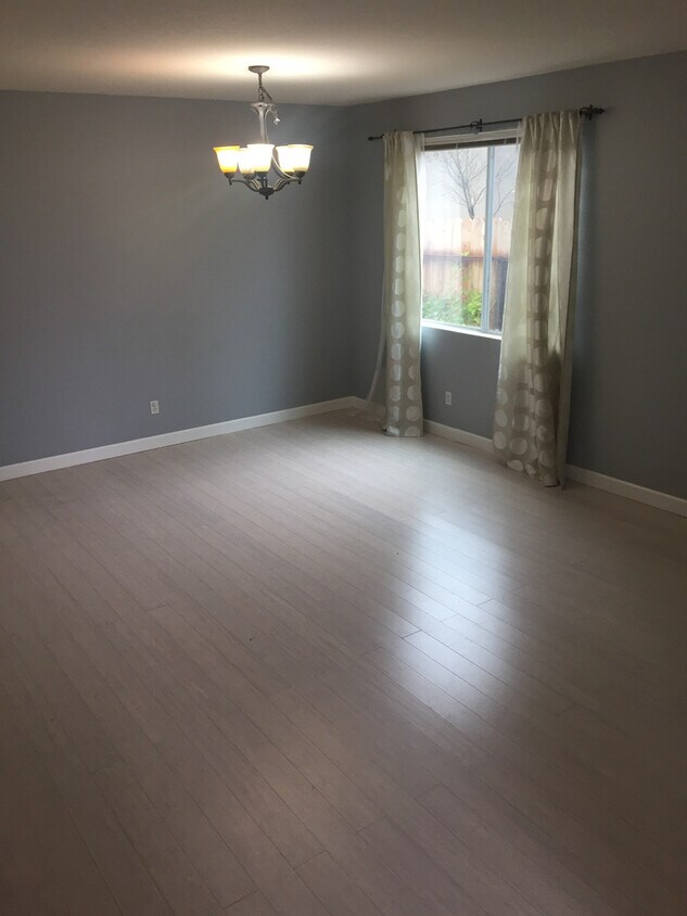 Foto del edificio - Gold River 4 Bedroom with Large Brick Patio in backyard!