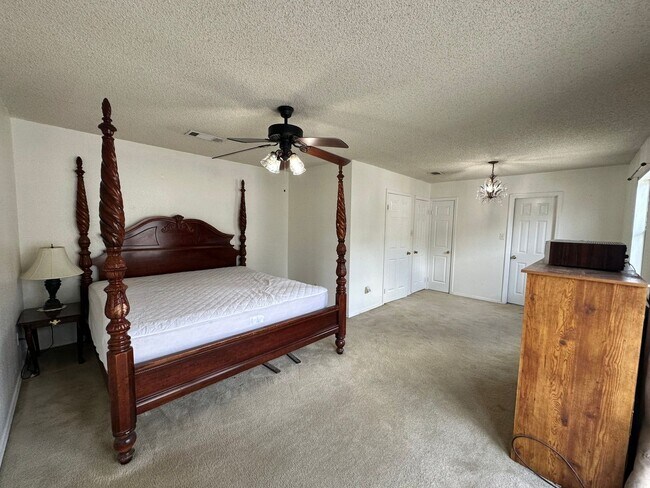 Building Photo - 100 Teal Ln