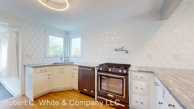 Building Photo - 3 br, 1.5 bath House - 31 Howard Street