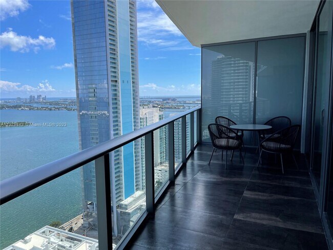 Foto del edificio - 460 NE 28th St