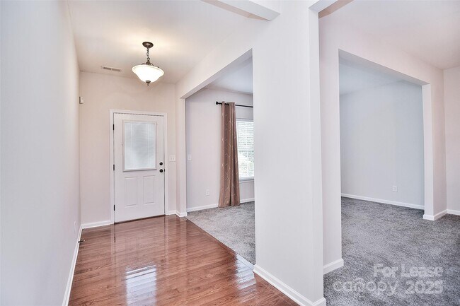 Foto del edificio - 5115 Chapel Chase Lane