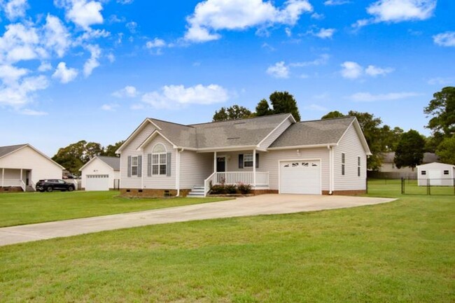 Building Photo - WONDERFUL 3 BR, 2 BA w/ attached garage *D...