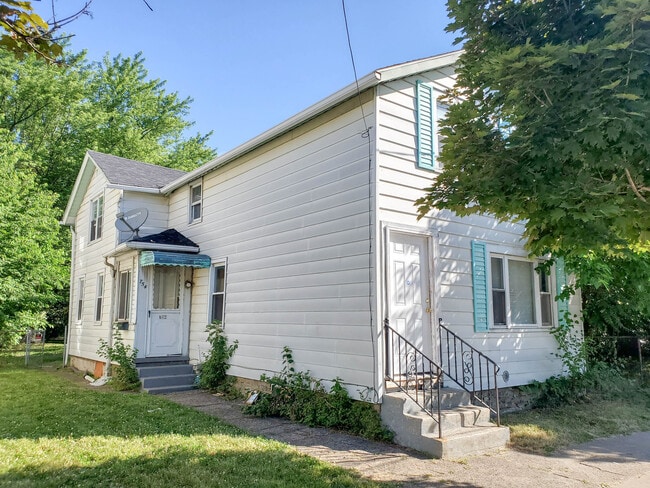 Building Photo - 754 E 12th St